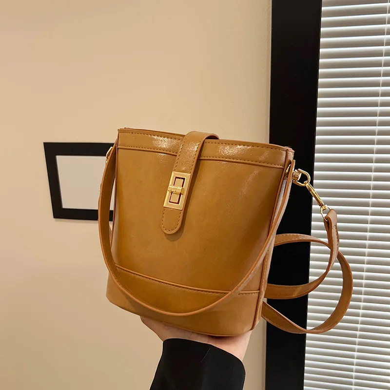 حقائب كتف صغيرة عبر الجسم للنساء 2025 الصيف بولي Leather جلد موضة امرأة حقيبة ساع حقائب اليد النسائية فتاة صغيرة دلو حقيبة