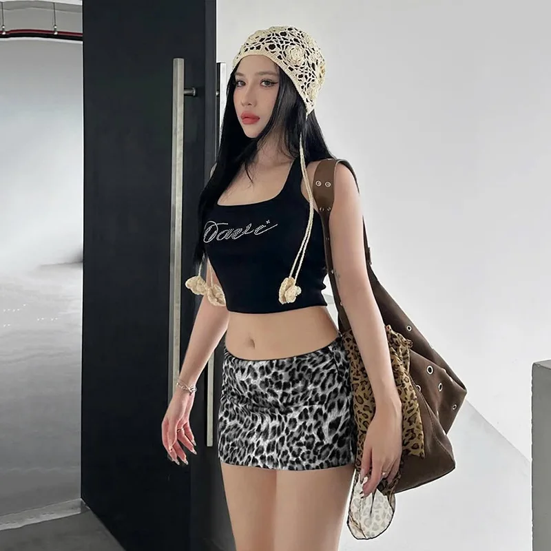 Minigonna sexy con stampa leopardata 2026 primavera nuovo arrivo tinta unita moda sottile gonna con stampa leopardata a vita bassa festa streetwear