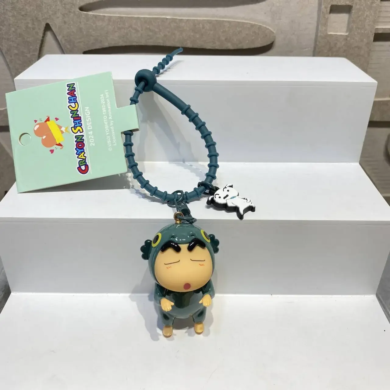 Bandai Crayon Shin-Chan Schlüsselanhänger Anime Figuren Schüchterne und lustige Serie Anhänger Cartoon Auto Schlüsselanhänger Kinderspielzeug Fans Geschenk Ornament