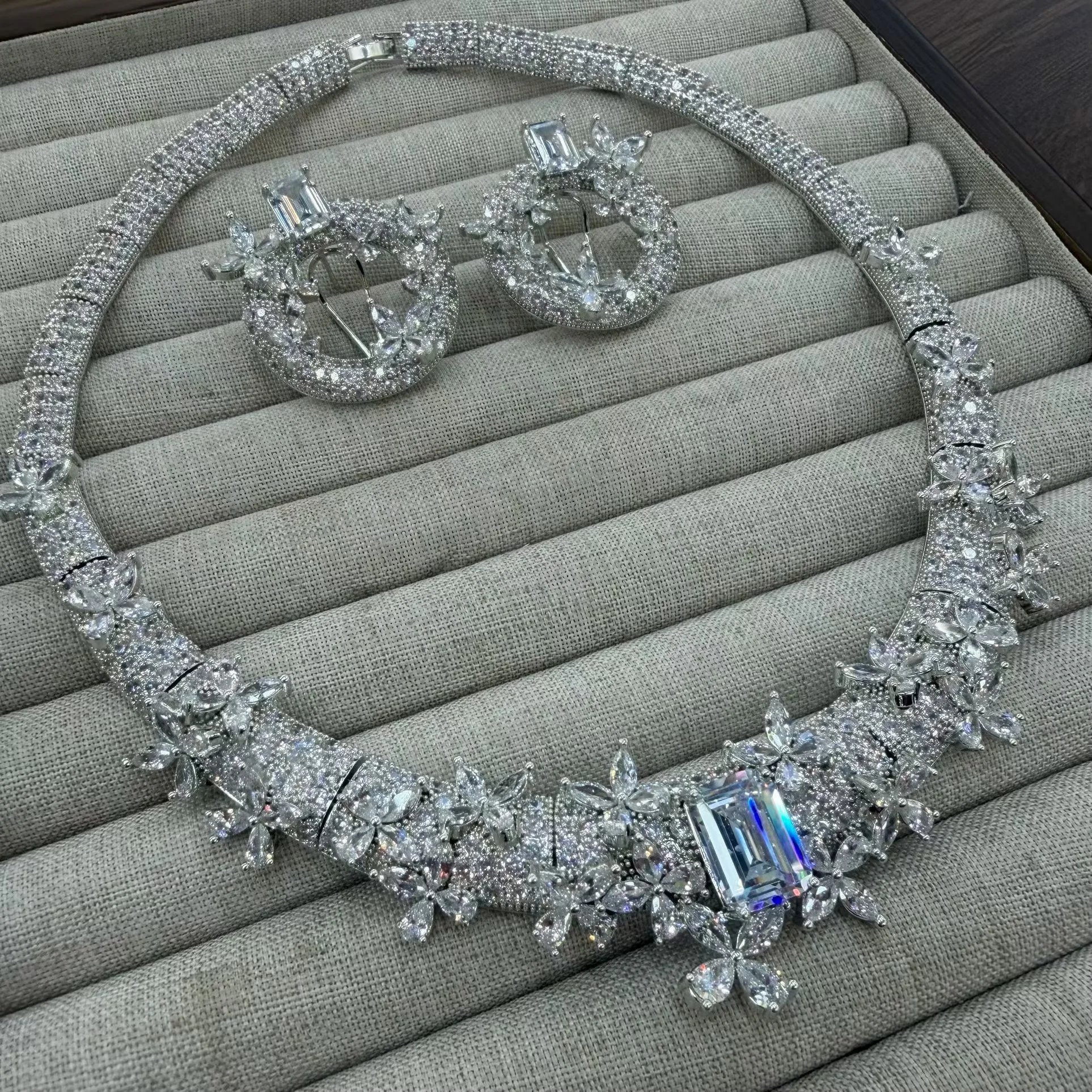 

Women's Elegant Zircon Butterfly Earrings and Necklace Set 2026