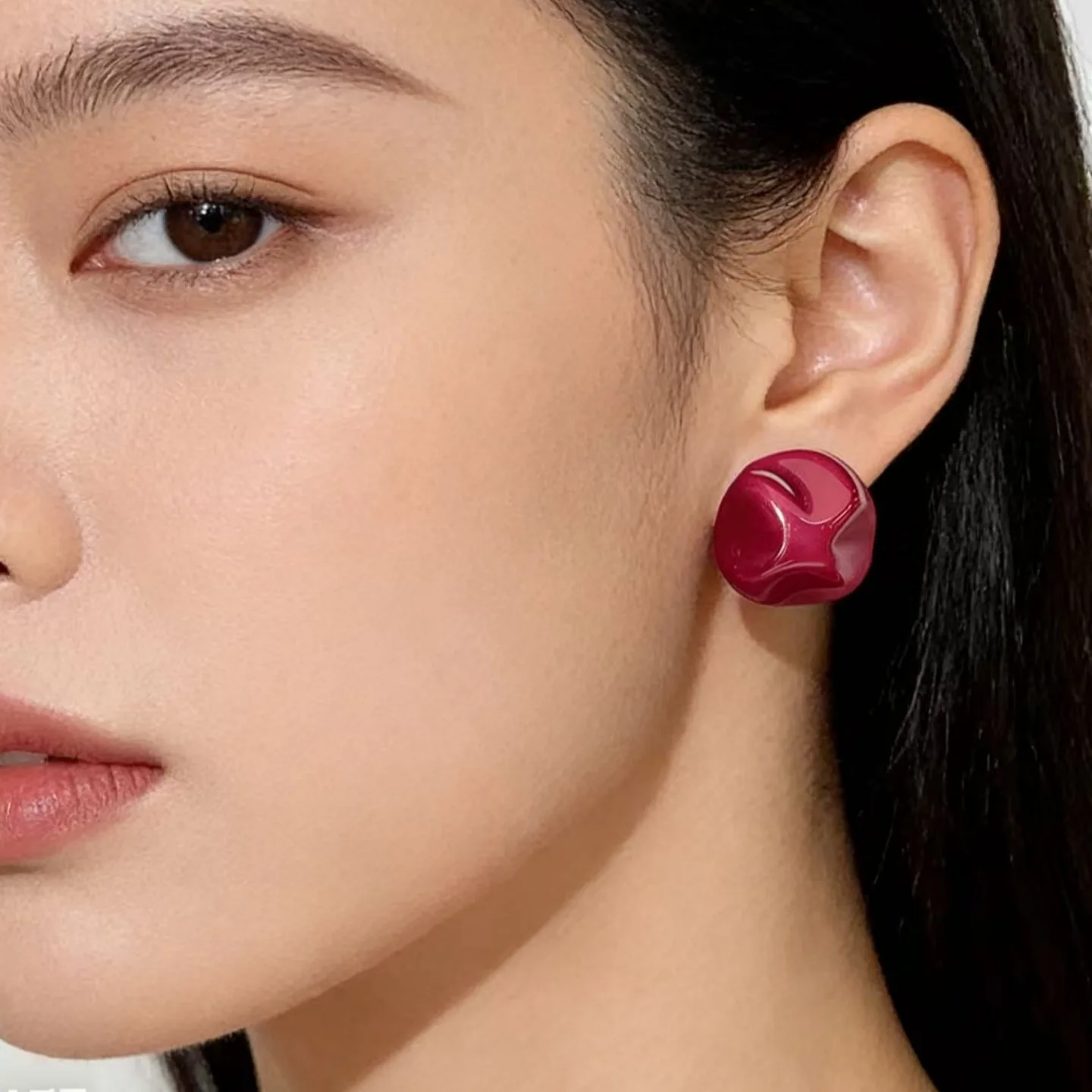 Korean retro white plum round earrings Hong Kong style simple raspberry stud earrings three-dimensional geometric silver needle