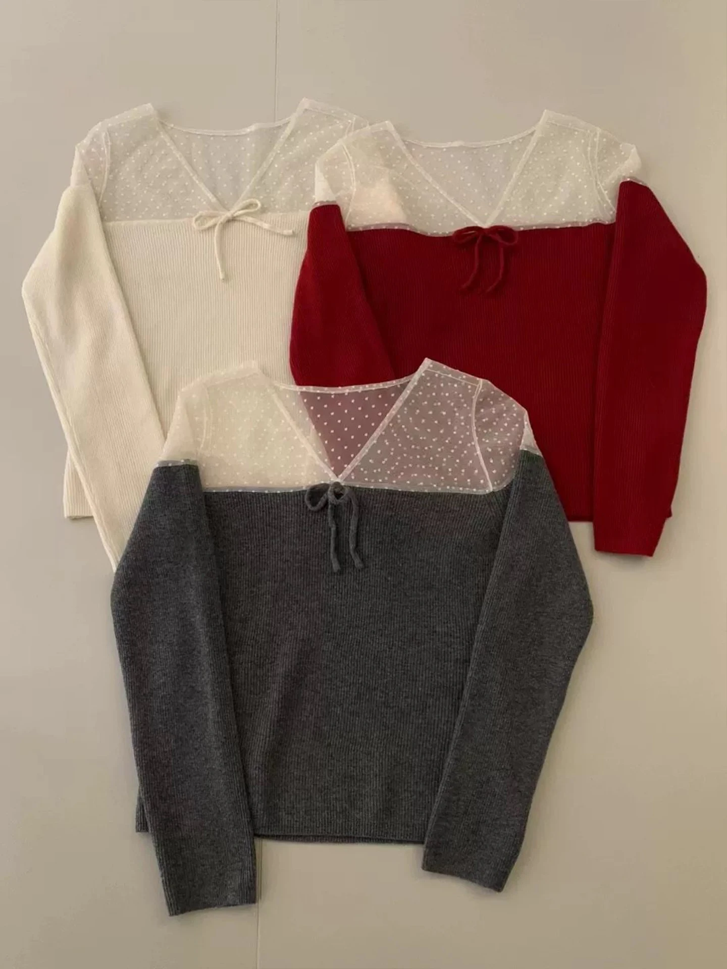 Koreański sweter z koronką, dekoltem w serek, dzianinowy, damski, jesienno-zimowy, miękki, piękny, z wyczuciem designu wewnętrznego, efektowny...