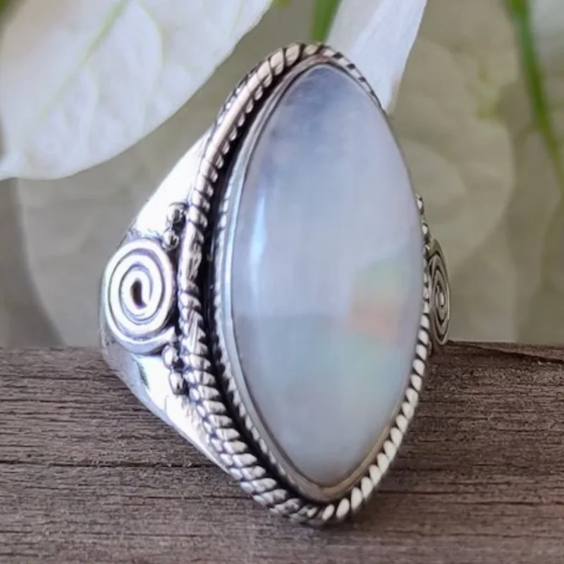 Vintage-Ring für Damen in Silberfarbe mit eingelegtem Mondstein, geometrische Schnitzerei, für den täglichen Gebrauch, Partyschmuck