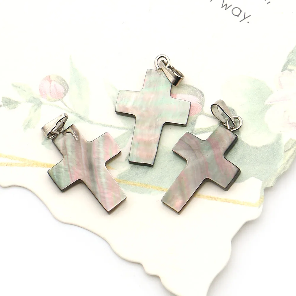 Pendenti classici di conchiglia nera naturale a forma di croce 14x24mm Ciondoli di conchiglia di acqua di mare Collana fai da te Orecchini Componenti di gioielli 3 pezzi / pacco