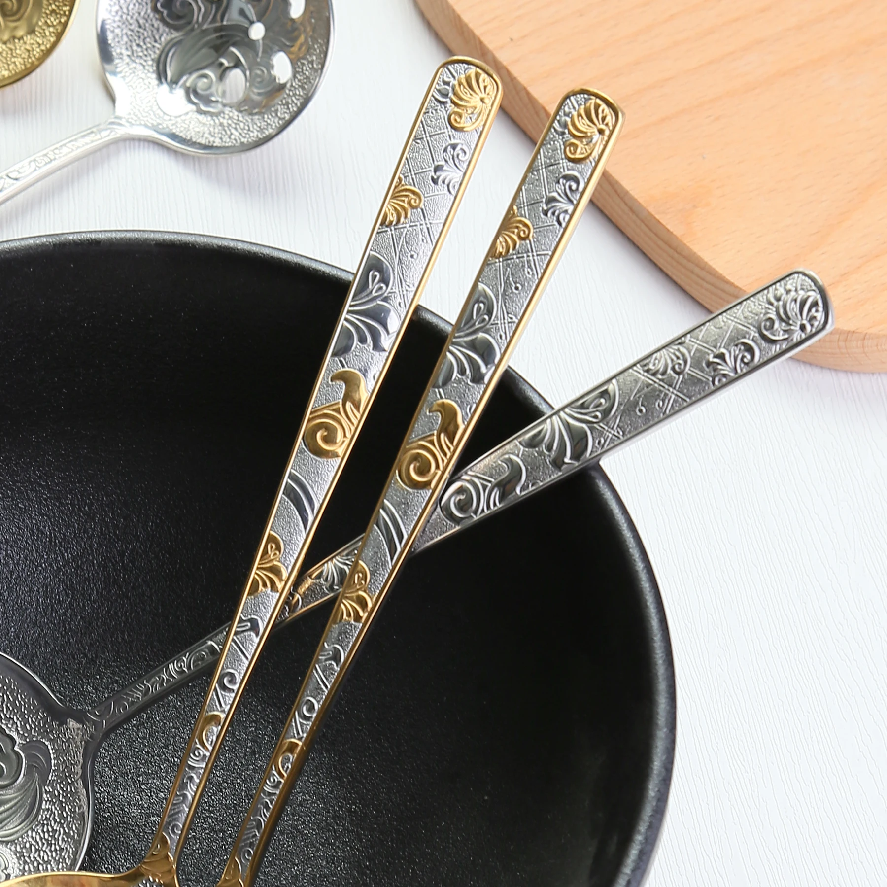 304 الفولاذ المقاوم للصدأ الرجعية تنقش ملعقة شوربة عالية المظهر مستوى مشقوق مغرفة المنزلية مطعم الراقية إناء/ قدر ملعقة #5