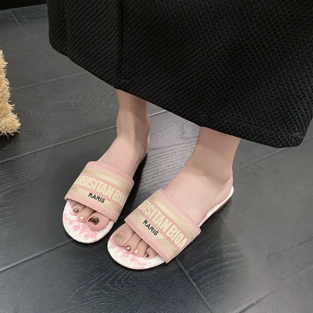 Damen-Mode-Flachpantoffeln, Sommer-Neuheit, runde Zehenpartie, offene Zehen, Buchstabenstickerei, weiche Sohle, rutschfeste Sandalen, Damen-Hausschuhe – Detail 22