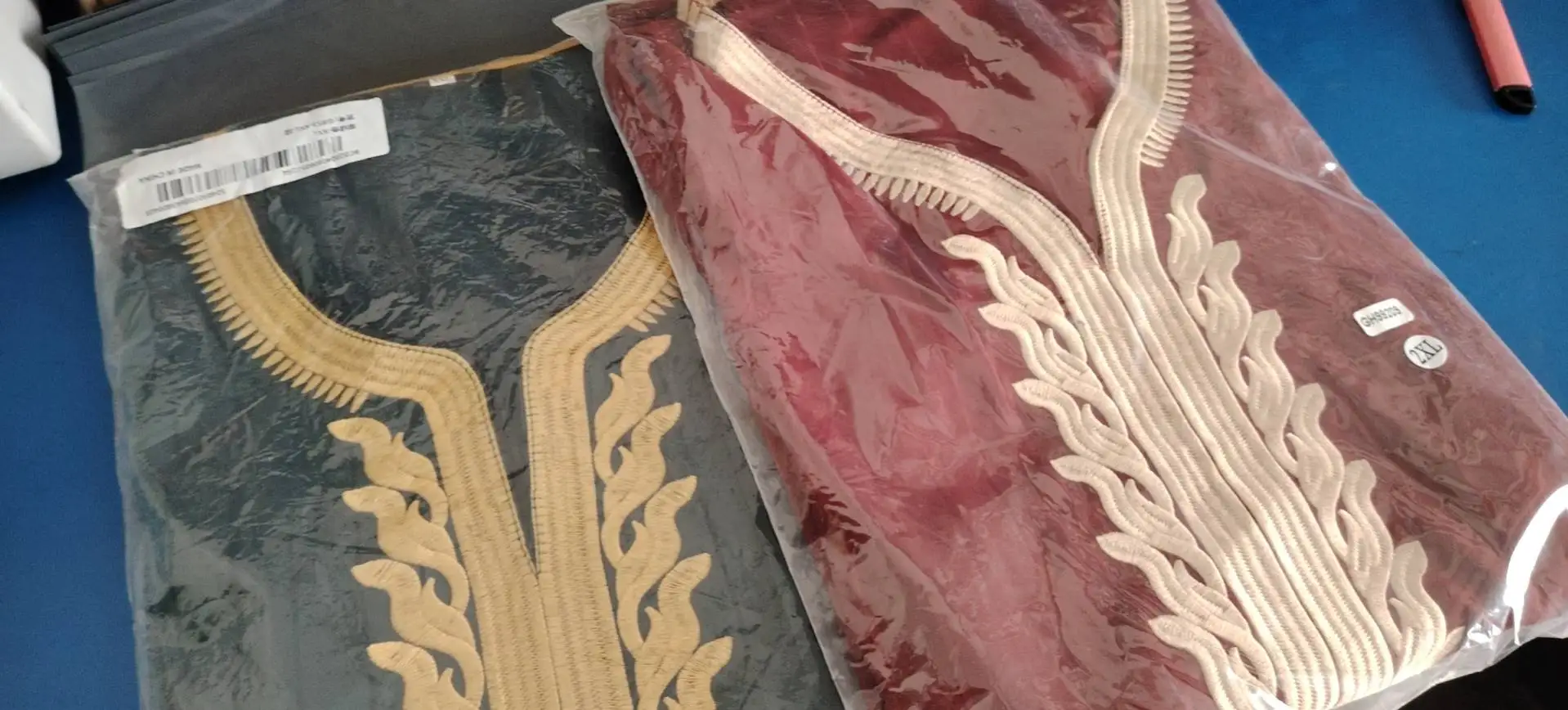 جديد الأزرق الداكن المطرزة أزياء الرجال جوبا Thobes مسلم الرجال رداء طويل قفطان المملكة العربية السعودية عباية الإسلام