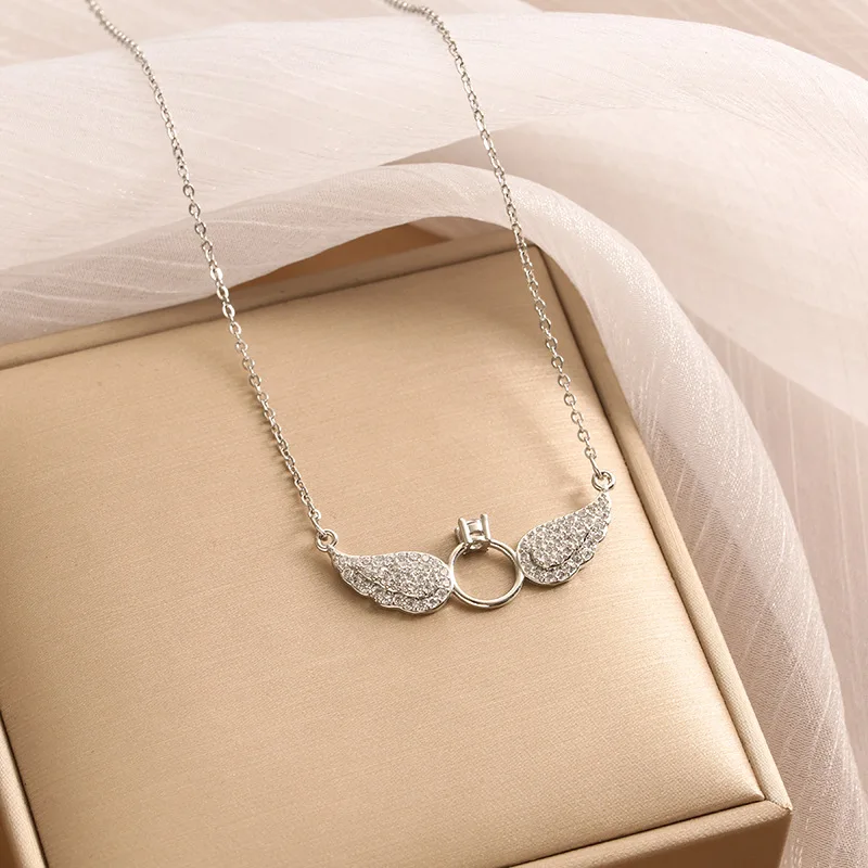 Nuova collana corta di Douyin Fashion con diamanti pieni, ali d'angelo e accessori per catene alla clavicola