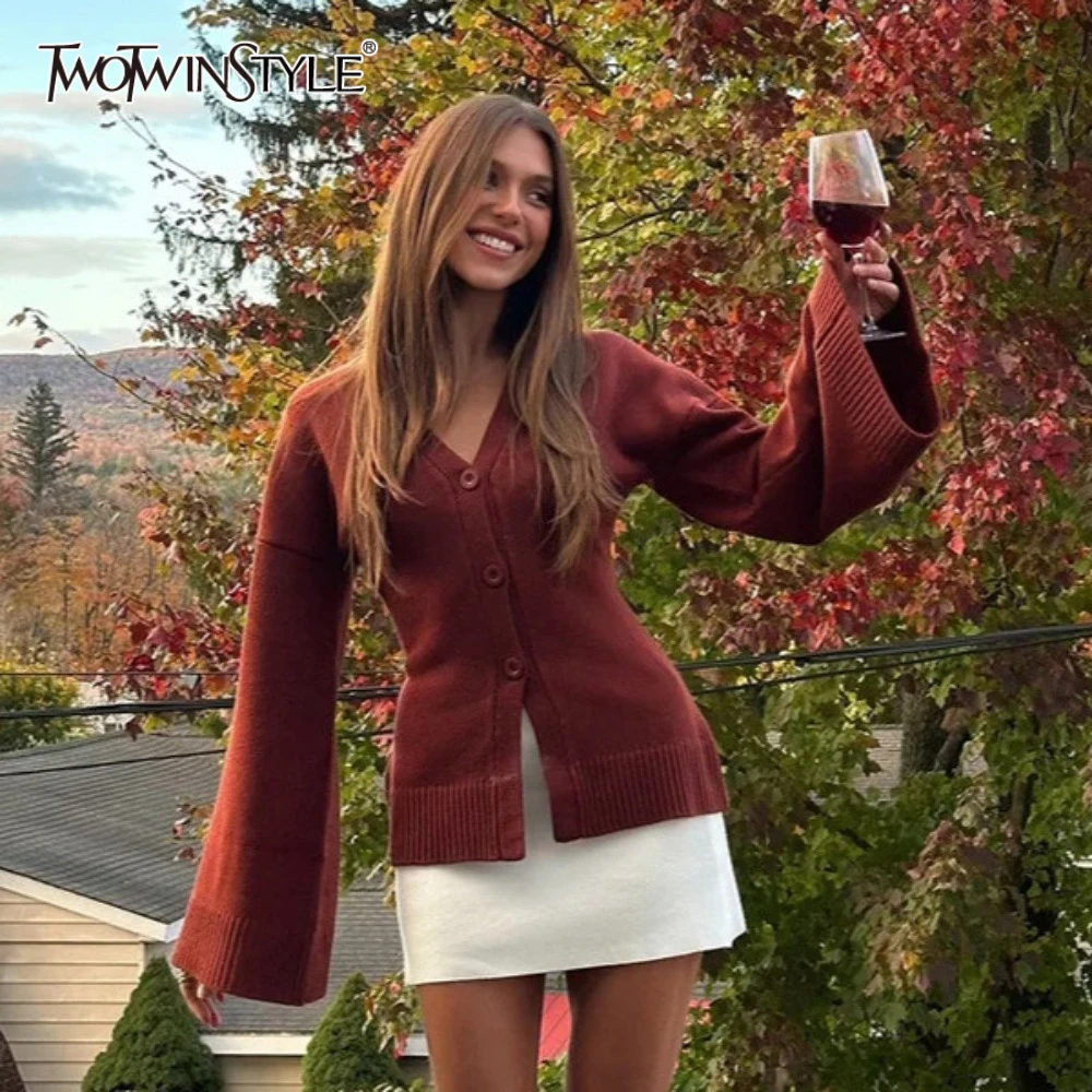 

TWOTWINSTYLE красный цвет модный утягивающий свитер для женщин V Nek расклешенные рукава лоскутные пуговицы темпераментный кардиган женский