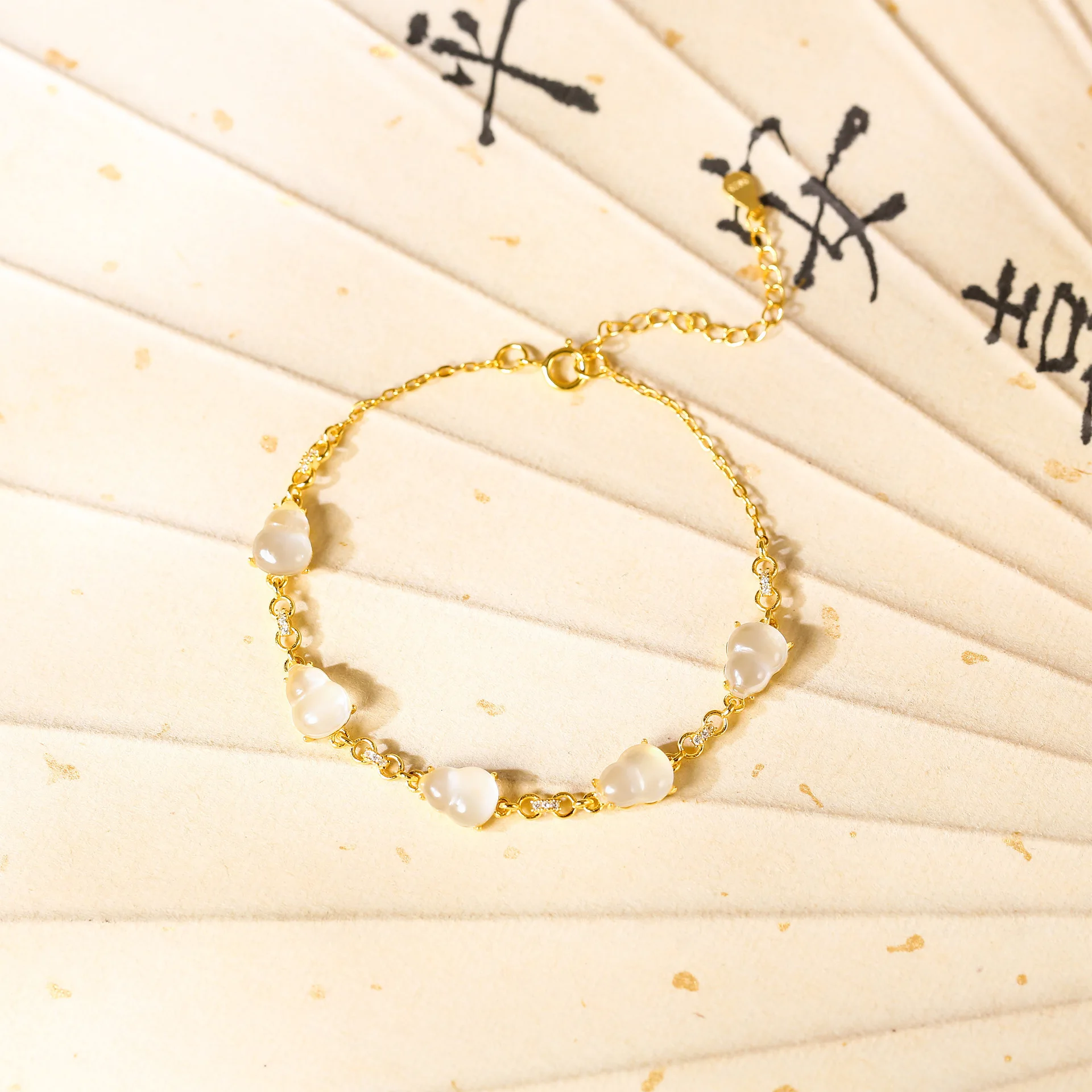 

Браслет с лунным камнем и золотой цепочкой – изящное минималистичное украшение в восточном стиле