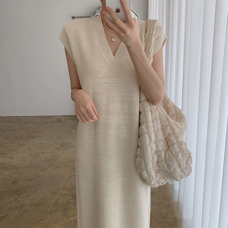فستان صيفي أنيق برقبة على شكل حرف V بدون أكمام محبوك للنساء فستان طويل فضفاض غير رسمي بلون سادة نمط سترة موضة كورية