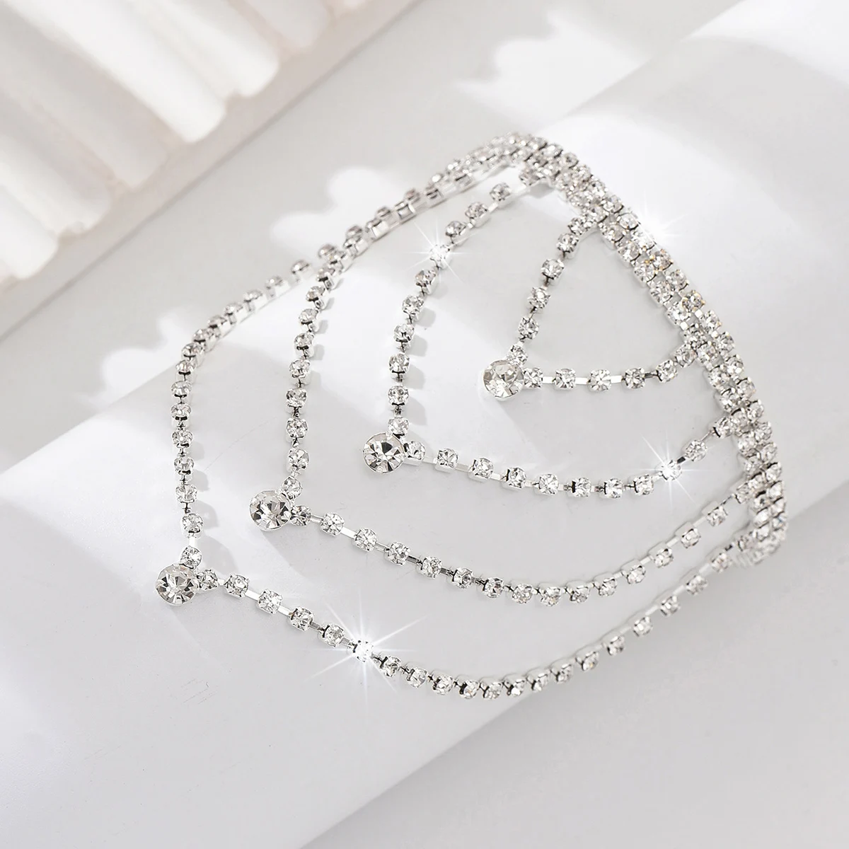 سلسلة كاحل نسائية عصرية متعددة الطبقات ذات طراز فاخر وخفيف الوزن مع مزاج بسيط وأغطية رأس على الطراز الرائع