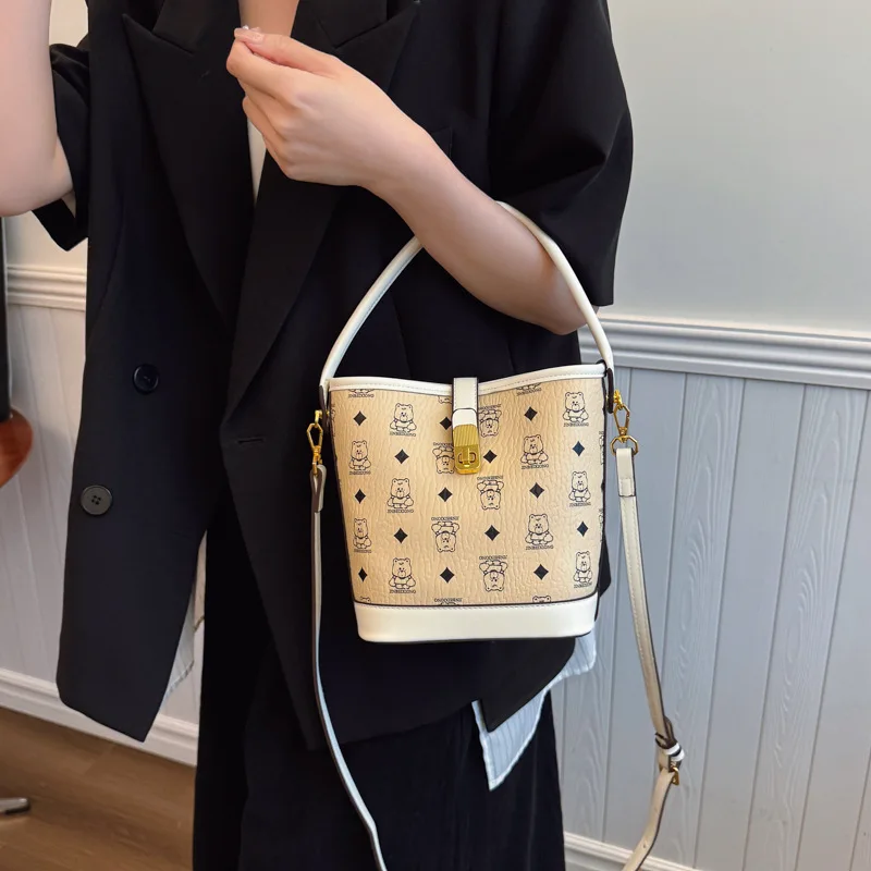 

2025 Niche Bucket Bag Ins Style Tote for Women Spacious Crossbody Purse Elegant Day-to-Night Bag, Large Capacity Commuter Bag