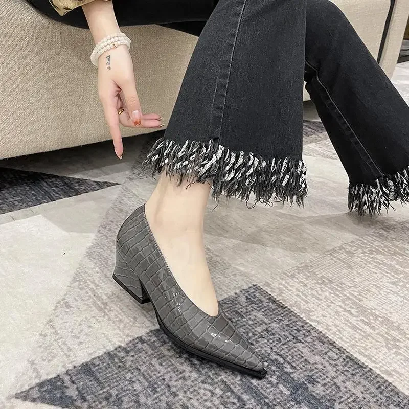 2025 Summer New Slope Heel Pointed Toe V Mouth Women's Single Shoes Black Women Middle Heel Retro Granny Shoes Zapatos De Mujer