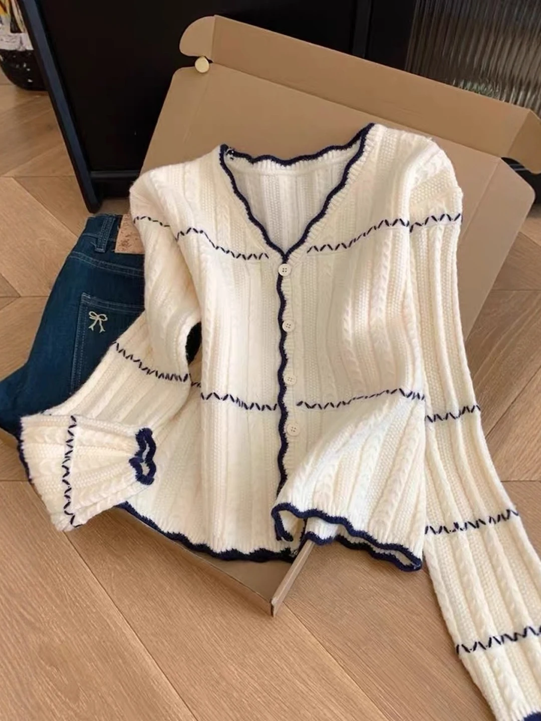 

Женский вязаный свитер с v-образным вырезом, пальто, свободный повседневный полосатый трикотаж, мягкая милая осенняя мода, хлопковая внутренняя подкладка