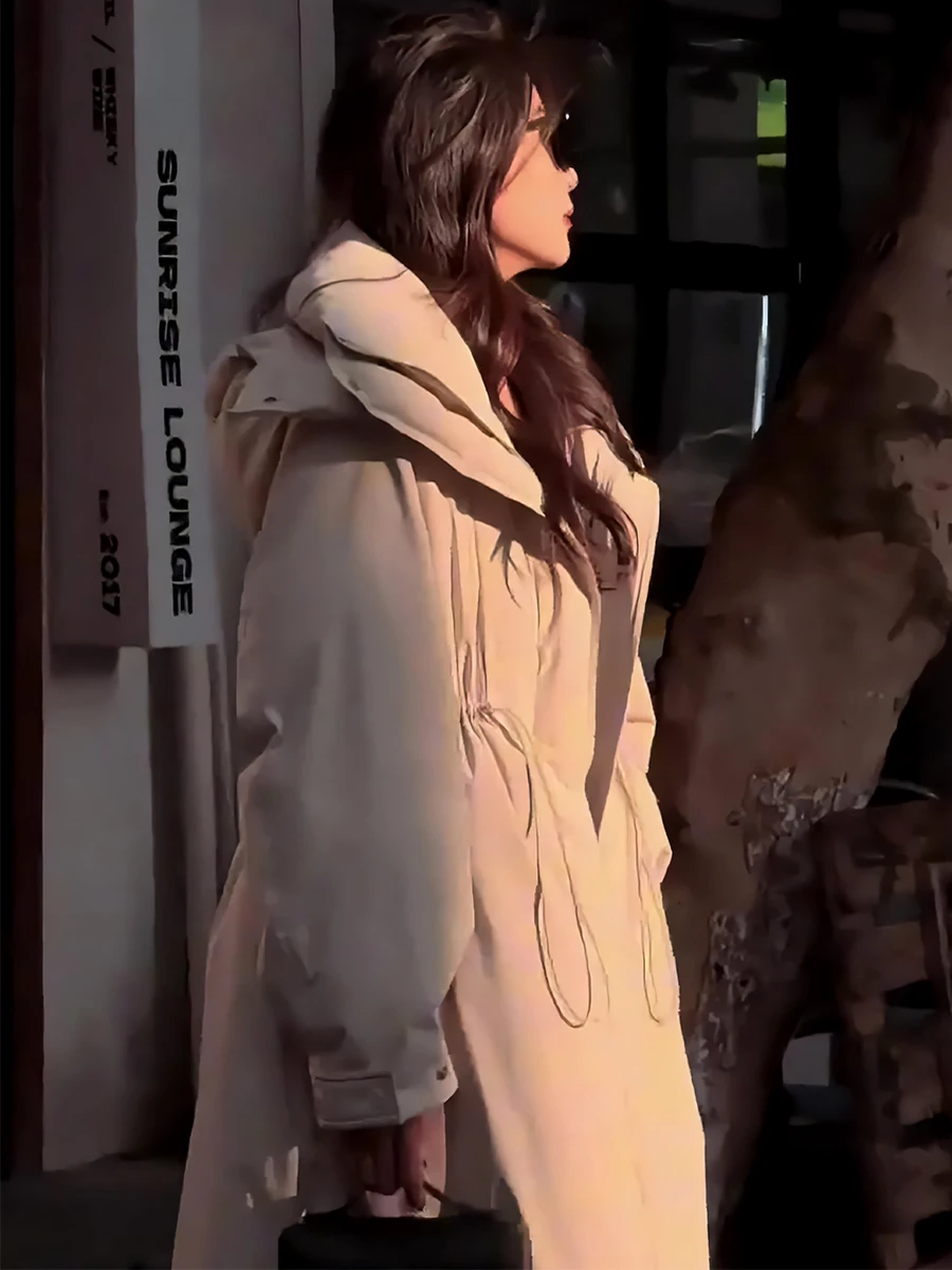 Elegante Piumino Lungo da Donna in Piuma d'Oca Bianca con Cappuccio e Design con Cordoncino, Capospalla Invernale