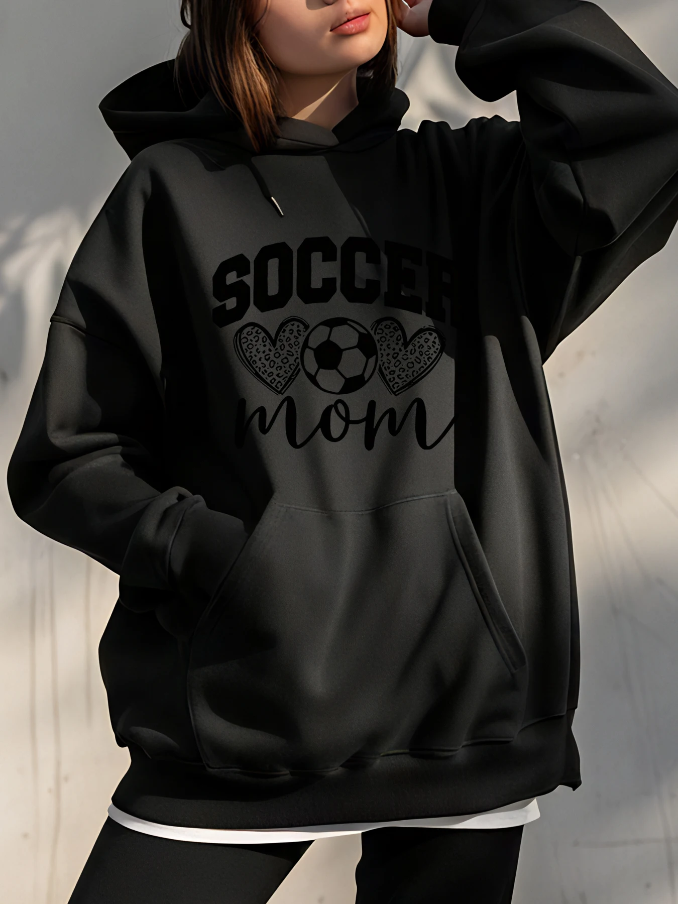 

Толстовка с капюшоном для мамы-футбола, черная толстовка с принтом сердца и мяча, повседневный спортивный стиль для женщин и мам