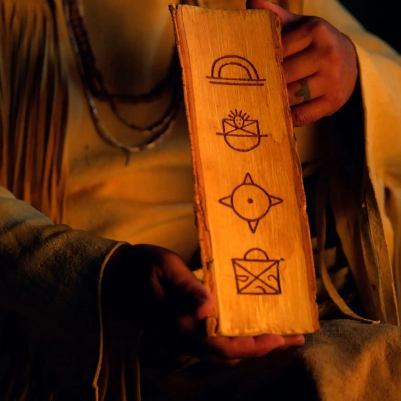 

Деревянная панель с гравировкой древних символов для декора стола, для владельцев домов, коллекционеров, домашнего офиса, квартиры, гостиной