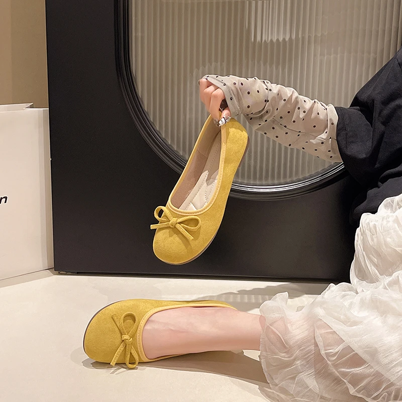 Damen Ballerinas mit Schleifendekoration, runder Zehenpartie, aus Wildleder, zum Hineinschlüpfen. – Detail 9