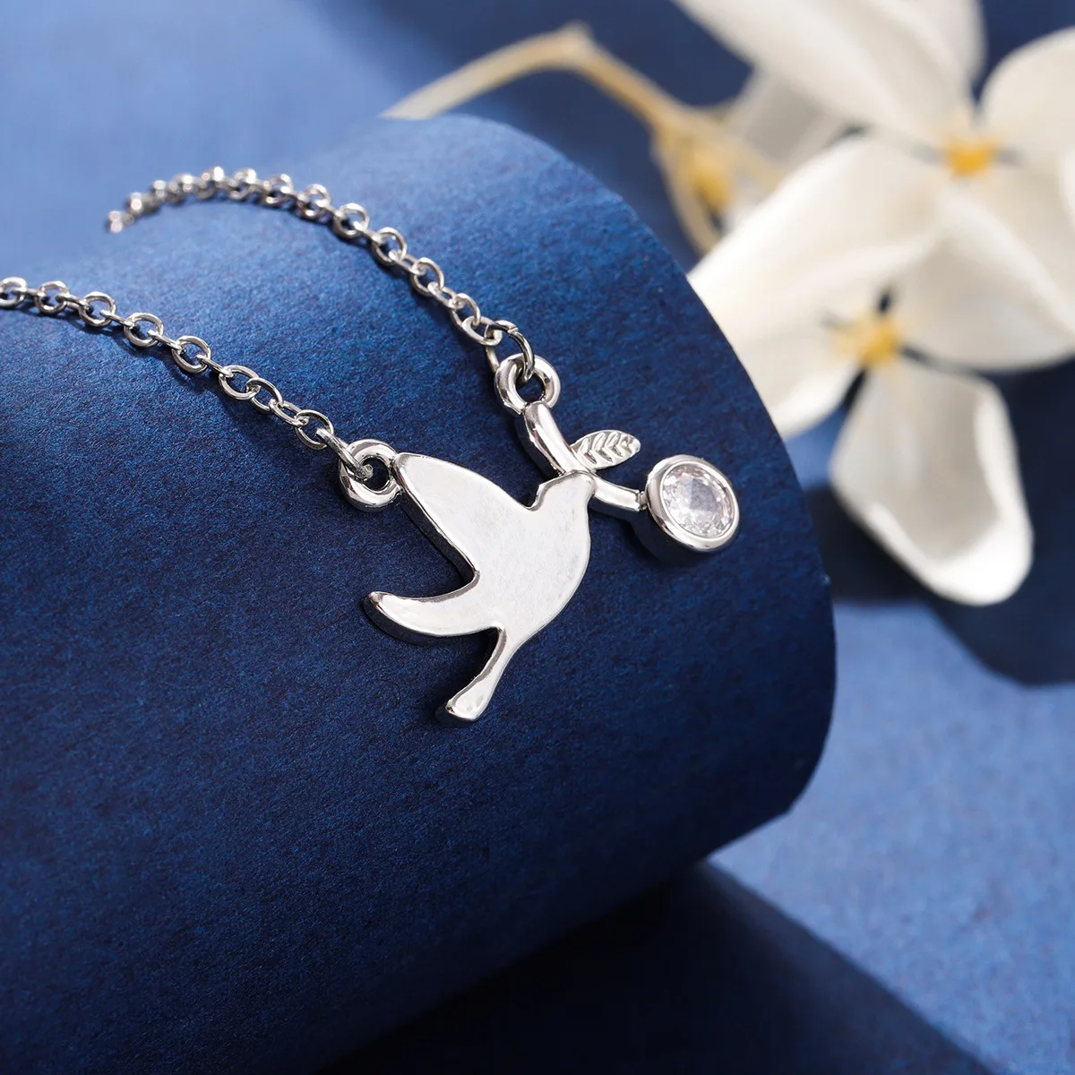 925 Sterling Silver Jewelry Fresh Glossy Cute Bird Round Single Diamond Pigeon Fashion Sweet Animal Necklaces   XL165