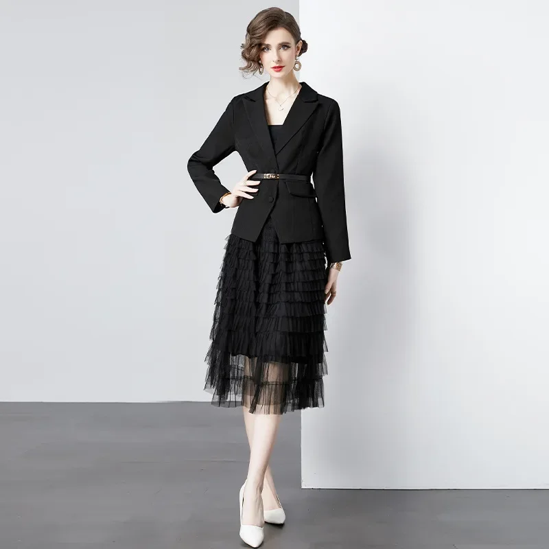 Pop 2024 Set di abiti firmati di moda da donna con intaglio giacca kaki con cintura giacca cappotto + gonna midi in tulle a rete con torta abiti a due pezzi