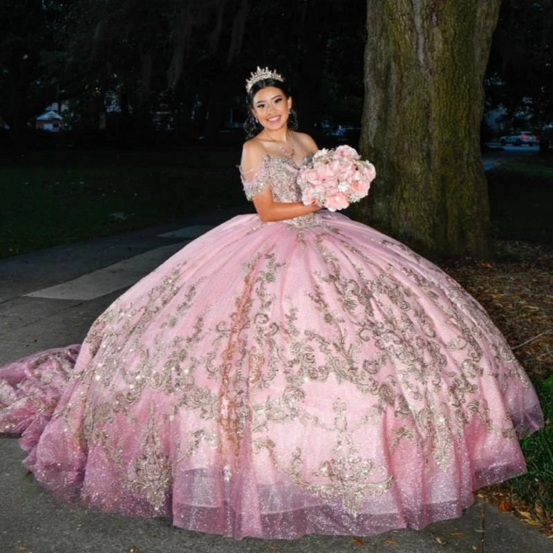 فساتين Quinceanera الوردية اللامعة ثوب الكرة قبالة الكتف الذهب زين الدانتيل الديكور تول حفلة عيد ميلاد الحلو 16 Vestidos De 15