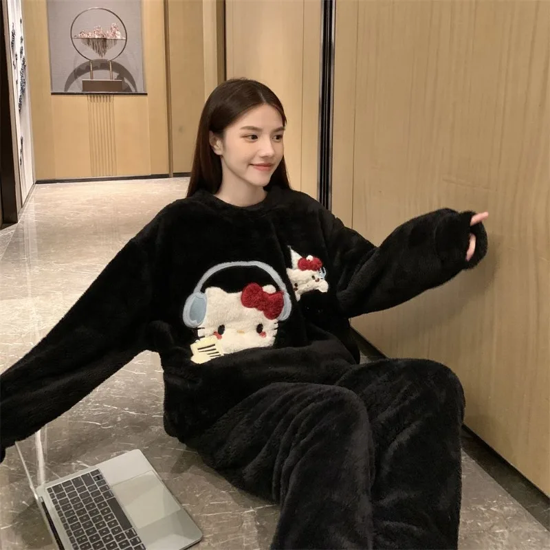 Piżama z aksamitu koralowego dla dziewczyn, jesienno-zimowa, czarna, z motywem Hello Kitty, gruby aksamit, luźny krój, uroczy styl Ins, komplet do noszenia na zewnątrz.