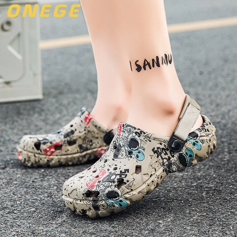 A Pair of Men's New Slippers, Wear-Resistant, Non-Slip Sports Clogs, Breathable, Simple, Fashionable Toe-Toe Shoes for Outer Wear