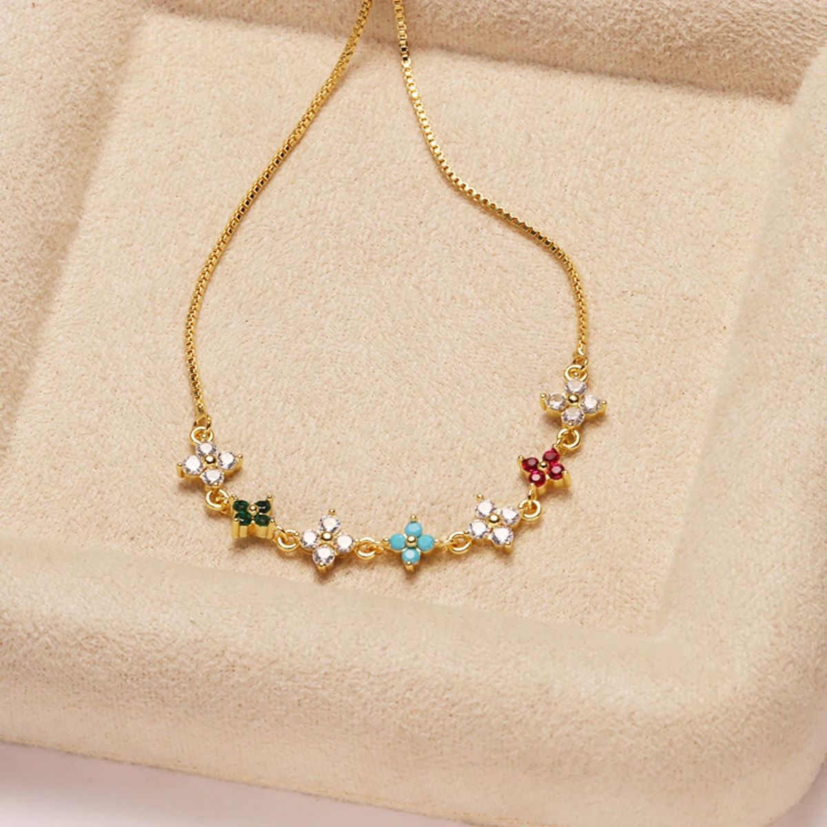 18K Vergoldetes Kleeblatt-Armband mit Farbigen Funkelnden Kubischen Zirkonia, Zarter Eleganter Schmuck für Damen, Ideales Geschenk für Jeden Anlass