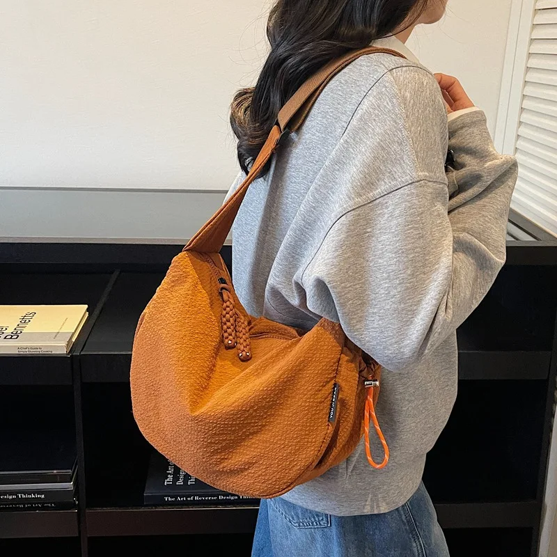 حقائب هوبو نسائية جديدة ذات ملمس ومتعددة الاستخدامات حقائب كروس ذات سعة كبيرة حقائب تخزين بسيطة غير رسمية لطلاب الجامعات