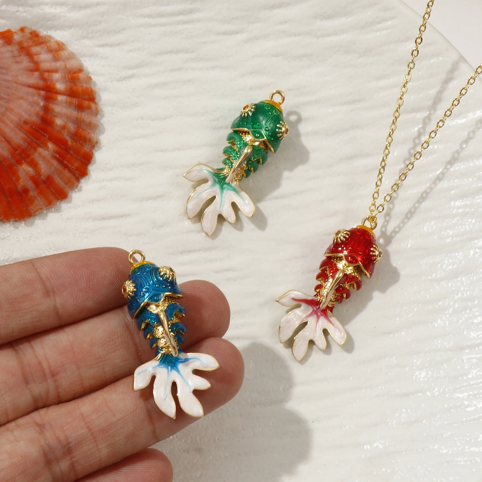 1 pieza de joyería de latón con forma de océano, colgantes de pez dorado, pez esmaltado chapado en oro de 18 quilates, Zirconia cúbica naranja móvil, fabricación DIY de 3,6 cm x 1,8 cm