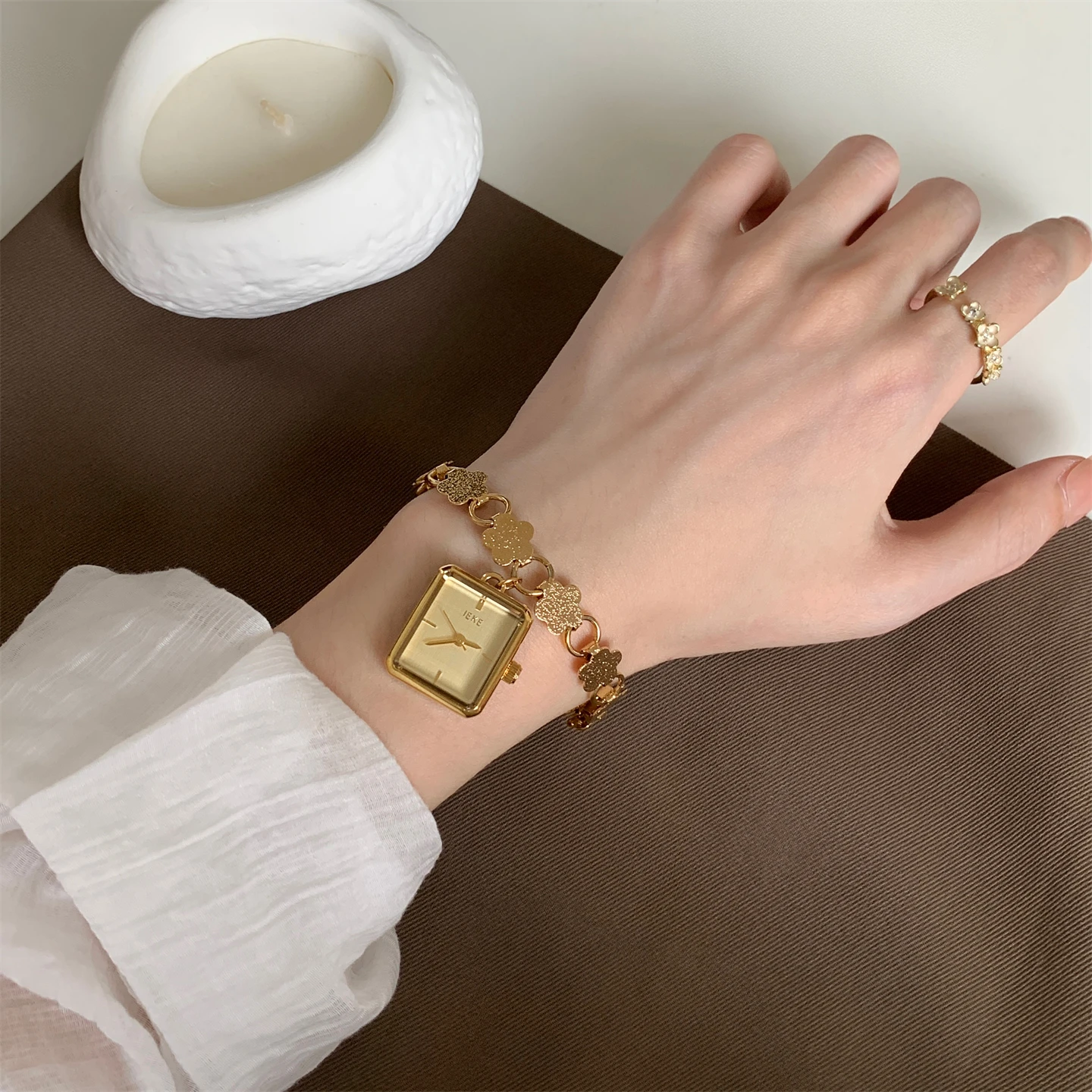 

Niche light luxury gold square petal chain watch women's fashion antique temperament quartz watch