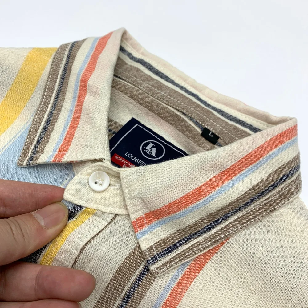 Uma camisa masculina solta e casual japonesa retrô de manga comprida com algodão e linho listrado colorido