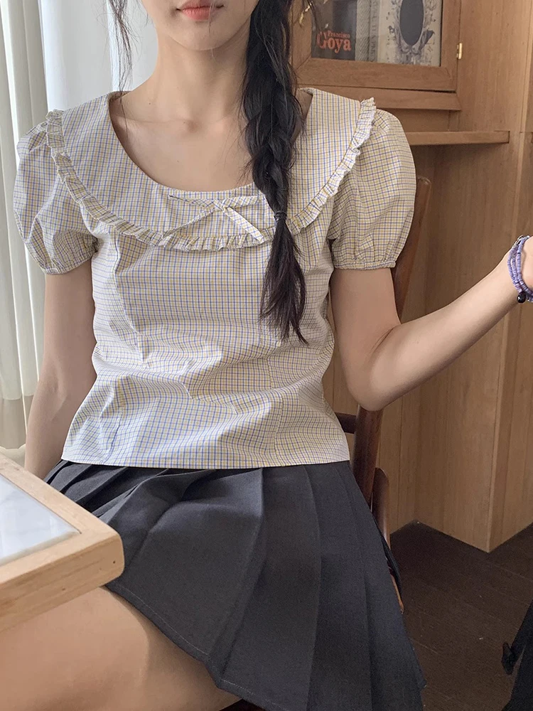 Elegancka, letnia, słodka, młodzieżowa bluzka w kratę z bufiastymi rękawami, kołnierzykiem typu \"doll\", drewnianym węzłem i uniwersalnymi możliwością noszenia.