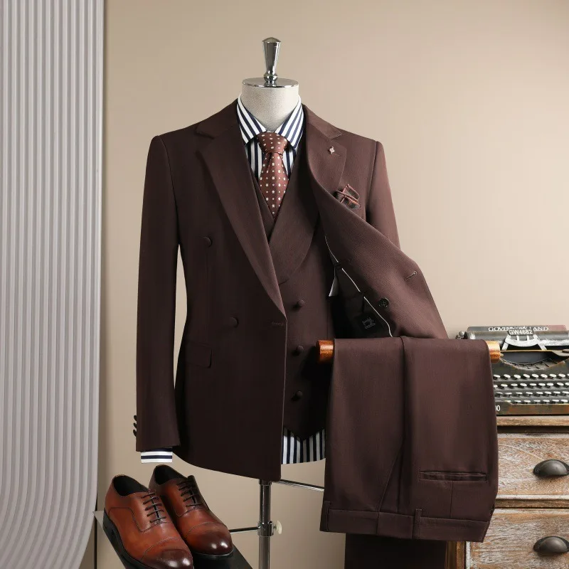 

Мужской костюм-тройка KIDWHXR: пиджак с отложным воротником, двубортный жилет, брюки прямого кроя. Простой мужской комплект для свадьбы и выступлений.