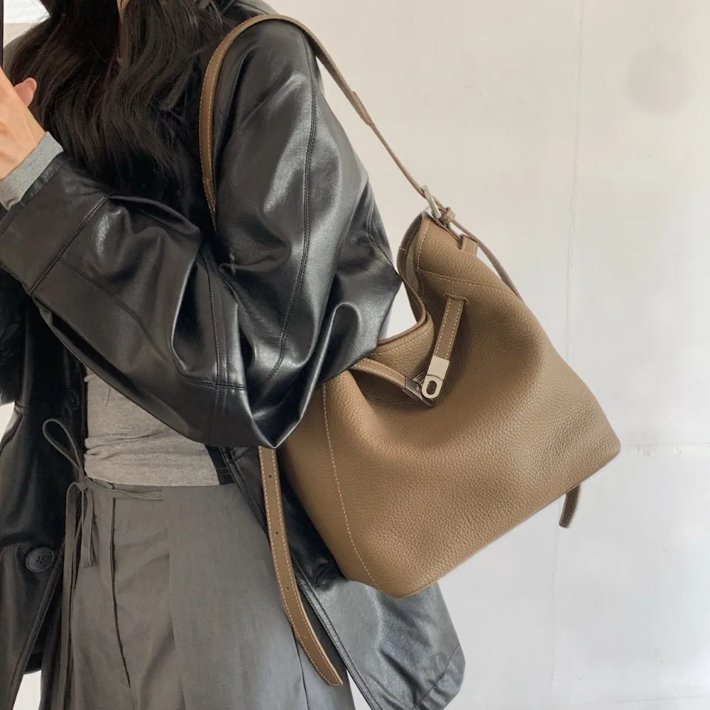 

Large Capacity Tote Bag 2025 New Commuter Shoulder Messenger Bag Large Capacity First Layer Cowhide Soft Armpit Bag Casual