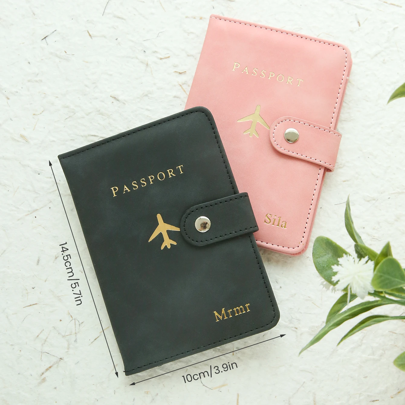 Juego de porta pasaporte para pareja con nombre personalizado, paquete de regalo, conjunto con caja de regalo de viaje de gamuza con monograma dorado personalizado, 2 uds.