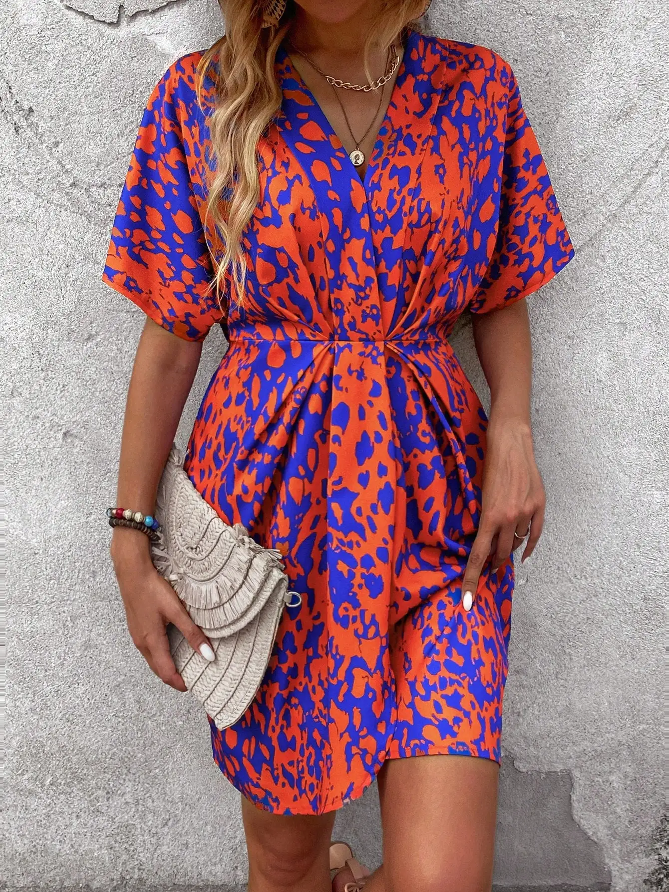 Damen-Minikleid in Orange und Blau mit abstraktem Muster, V-Ausschnitt, kurze Ärmel, elastischer Bund, lässiger Schnitt, ideal für Sommer, Strand, Urlaub und Partys. – Detail 6