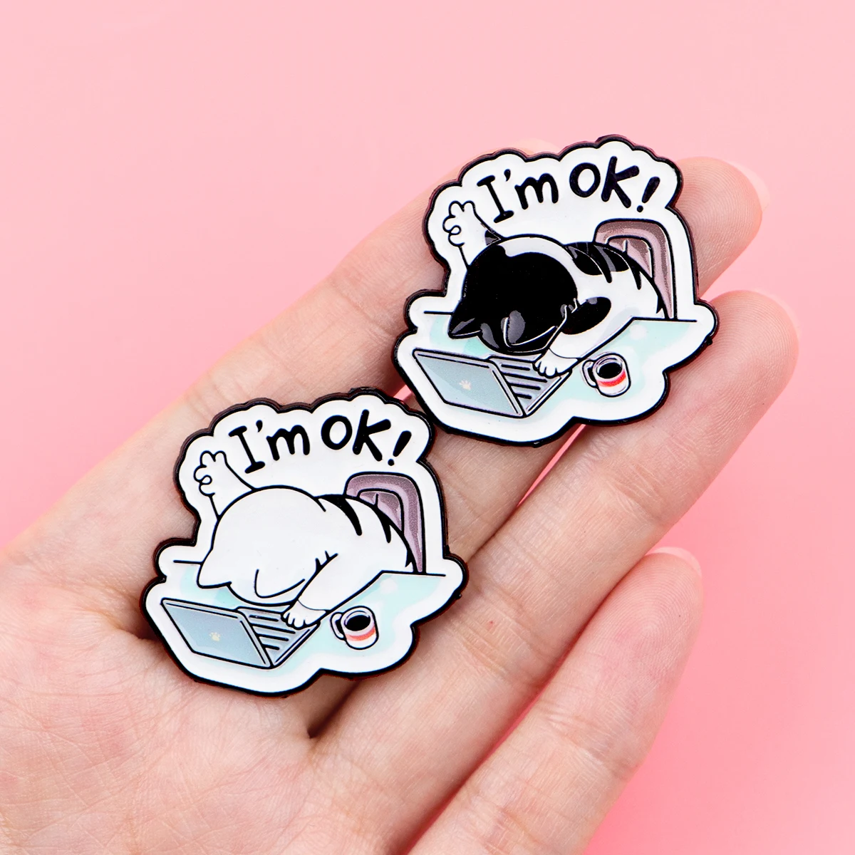 أنا على ما يرام! يقتبس المينا دبابيس الكمبيوتر العمل القطط بروش التلبيب شارة بدبوس على ظهره الملابس والاكسسوارات هدايا مجوهرات الأزياء