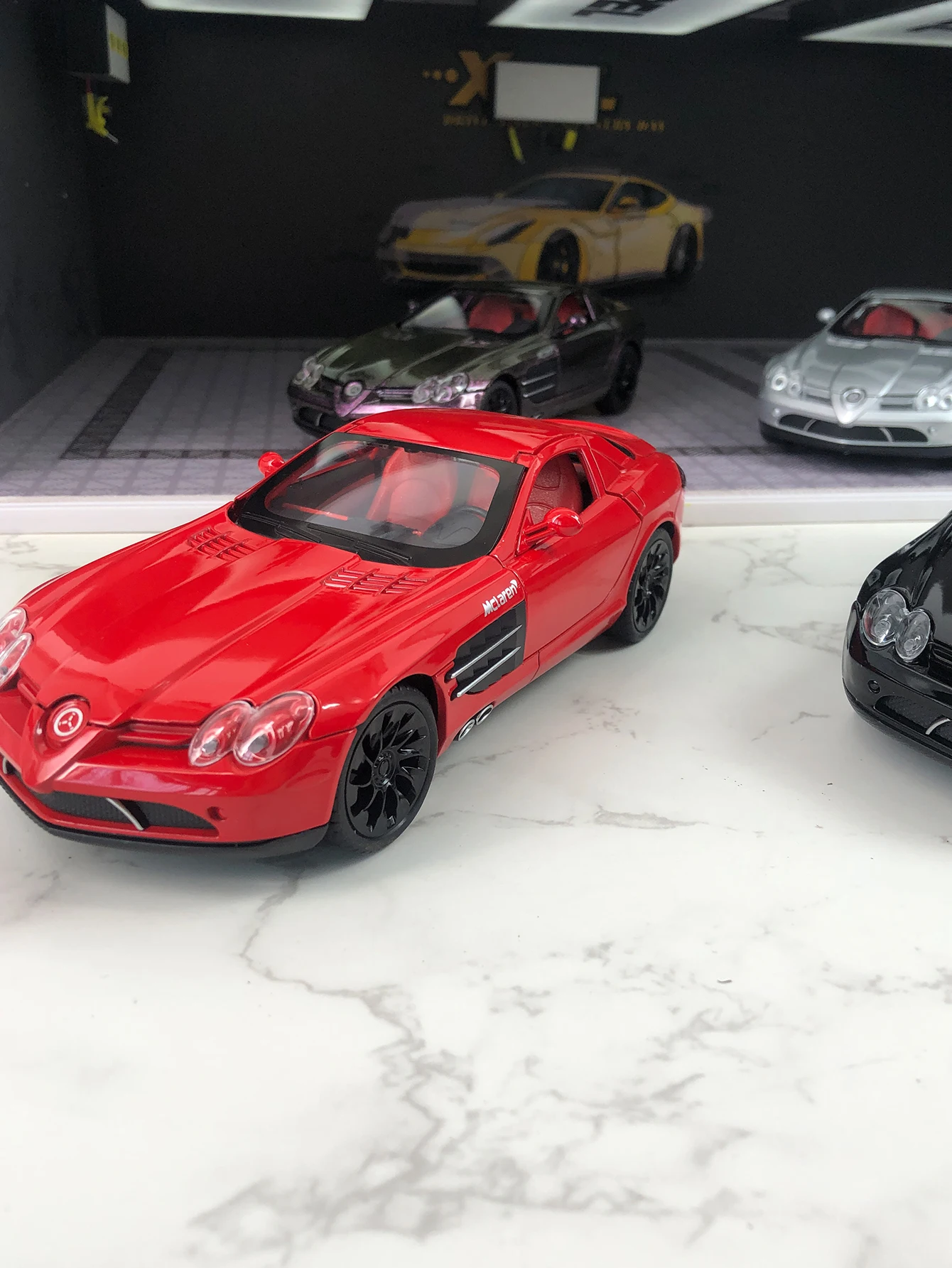 

1: 24 simulation zinc alloy SLR model car, static ornament, metal collectible gift car