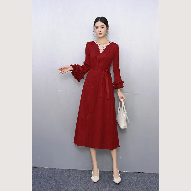 Miyake plisado 2025 nuevo vestido rojo plisado de estilo famoso a la moda para mujer falda elegante de longitud media con cintura para personas mayores