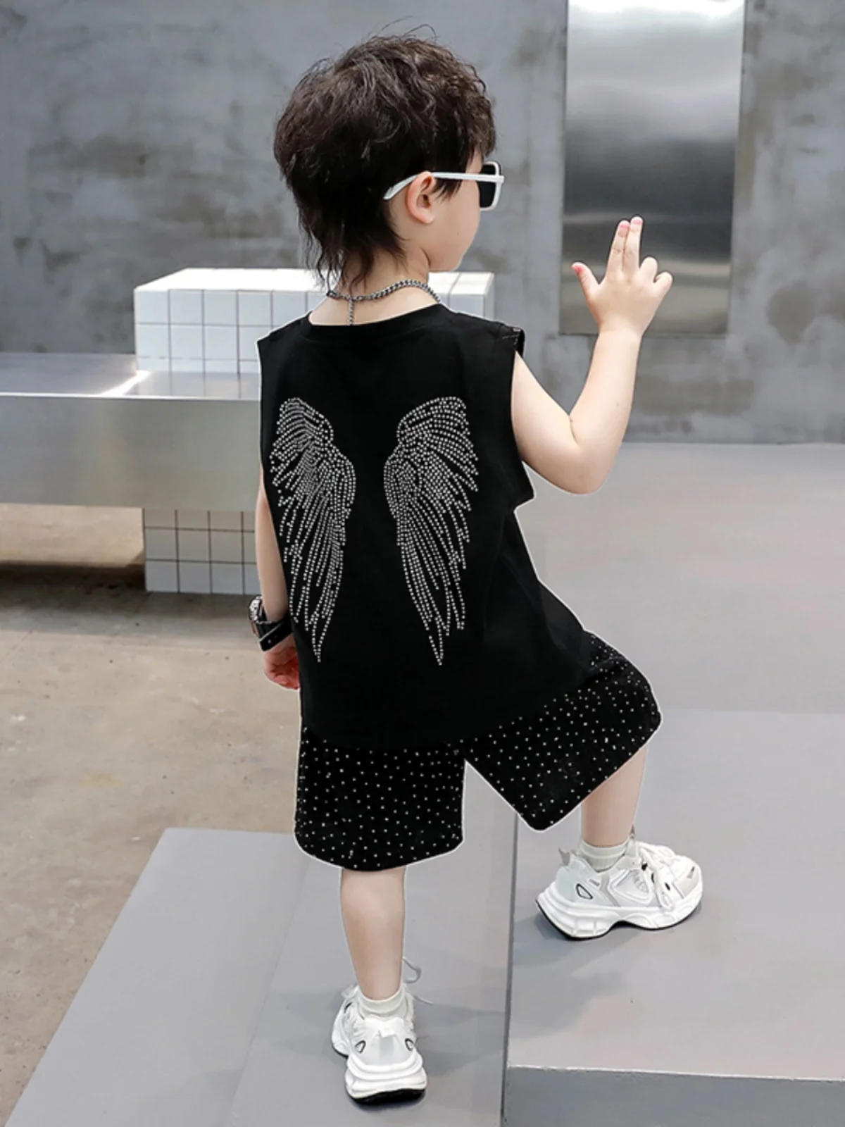 

Летний модный комплект с жилеткой для мальчиков, стильный и красивый костюм из двух предметов для маленьких детей, повседневная спортивная одежда