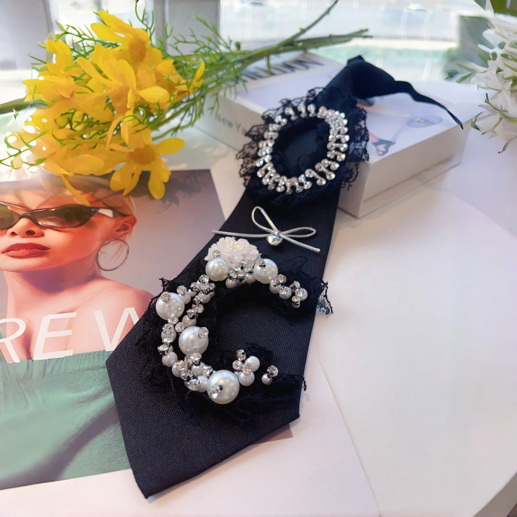 1 Corbata de poliéster brillante (fibra de poliéster) para mujer [estilo francés retro de alta sociedad] Corbata de encaje de perlas de alta gama con diseño único y adornos de diamantes de imitación, adecuada para fies