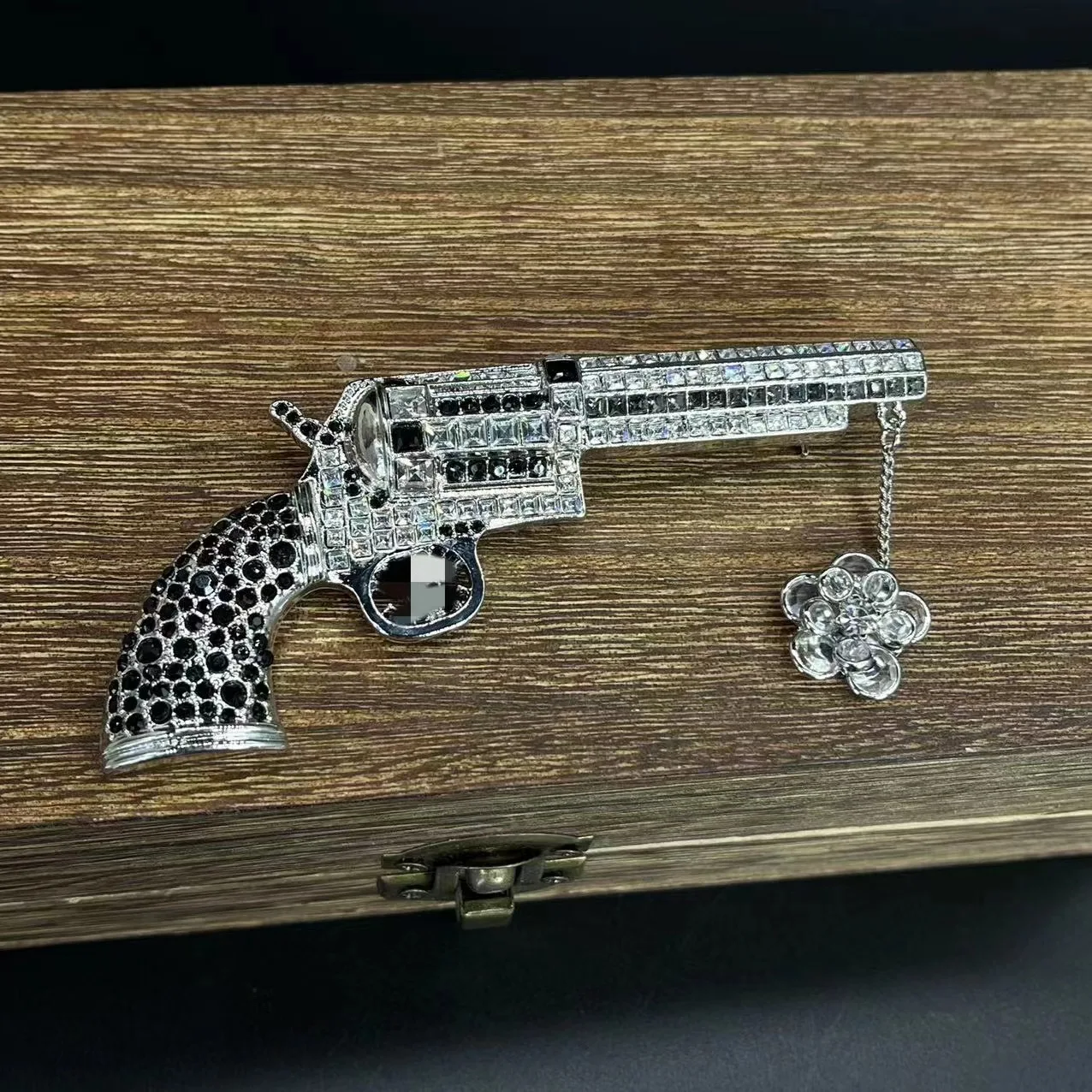 

Vintage creative pistol with personalized inlaid brooch