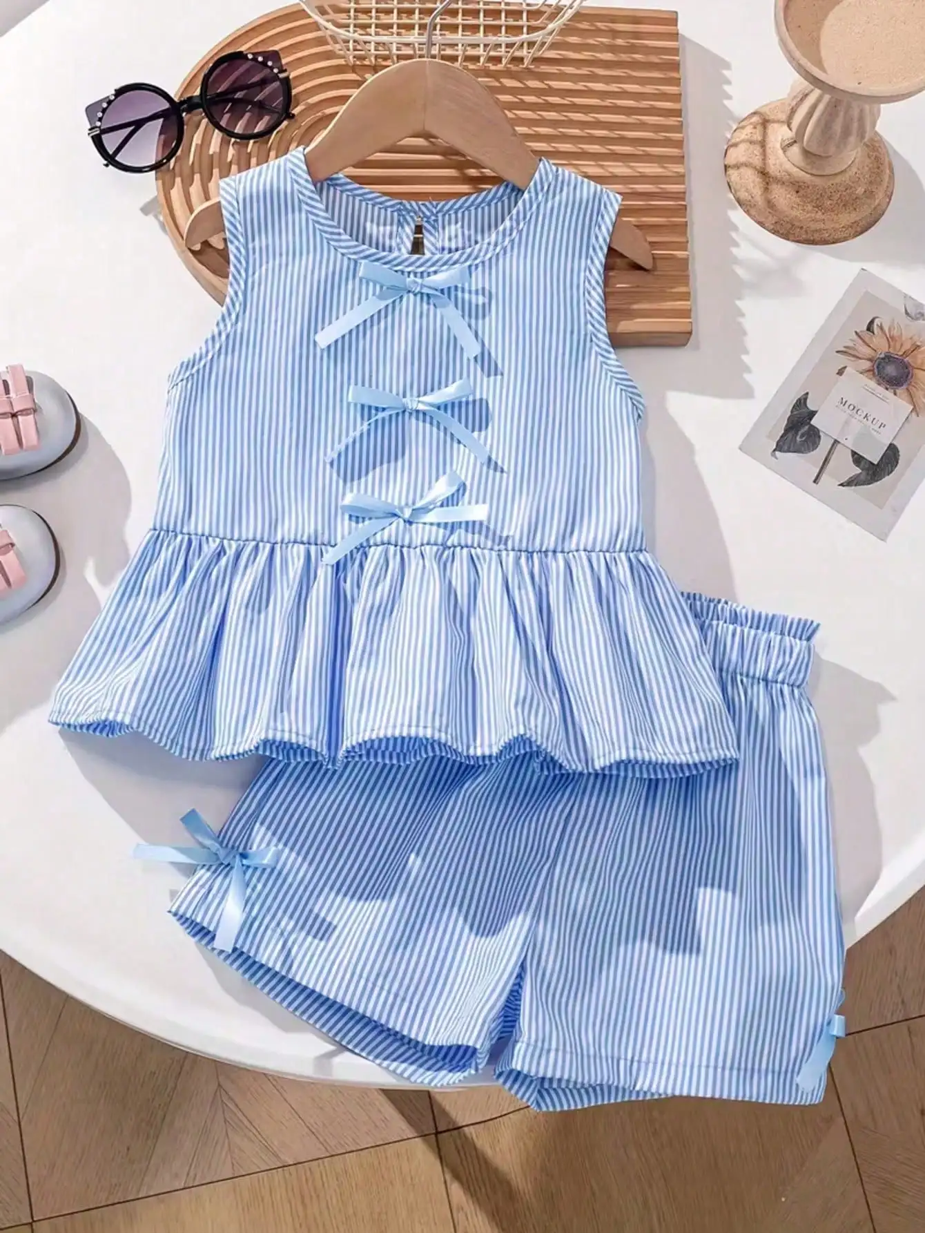 Modisches zweiteiliges Set für Mädchen: rosa-weiß gestreifter Rundhalspullover mit Schnürung, Schleife und Rüschenrand + rosa gestreifte Schmetterlings-Shorts. – Detail 13