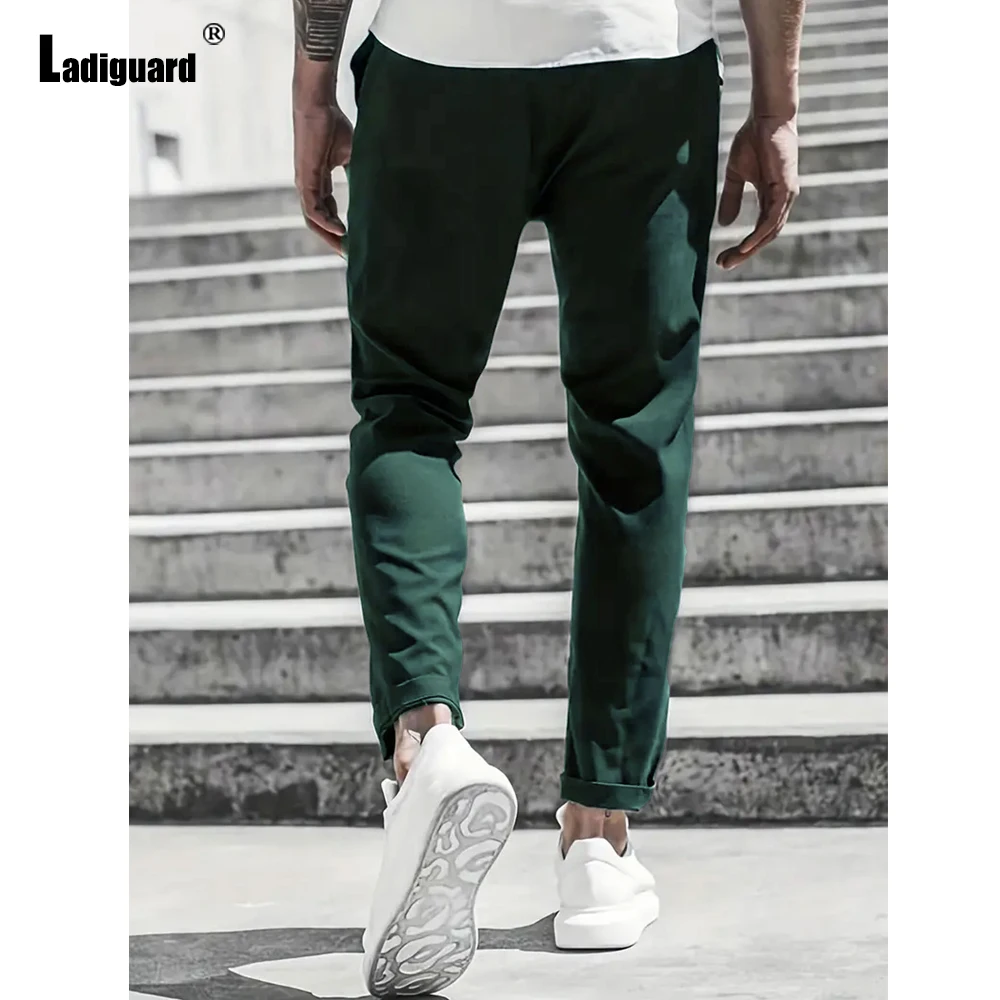 กางเกงทรงดินสอแฟชั่นฮาราจูกุปี 2025 กางเกงลำลองผู้ชายสีพื้นแบบเรียบง่าย กางเกงขายาวระดับข้อเท้า สไตล์วินเทจ เอวกลาง กางเกงชายหาด รุ่นใหม่