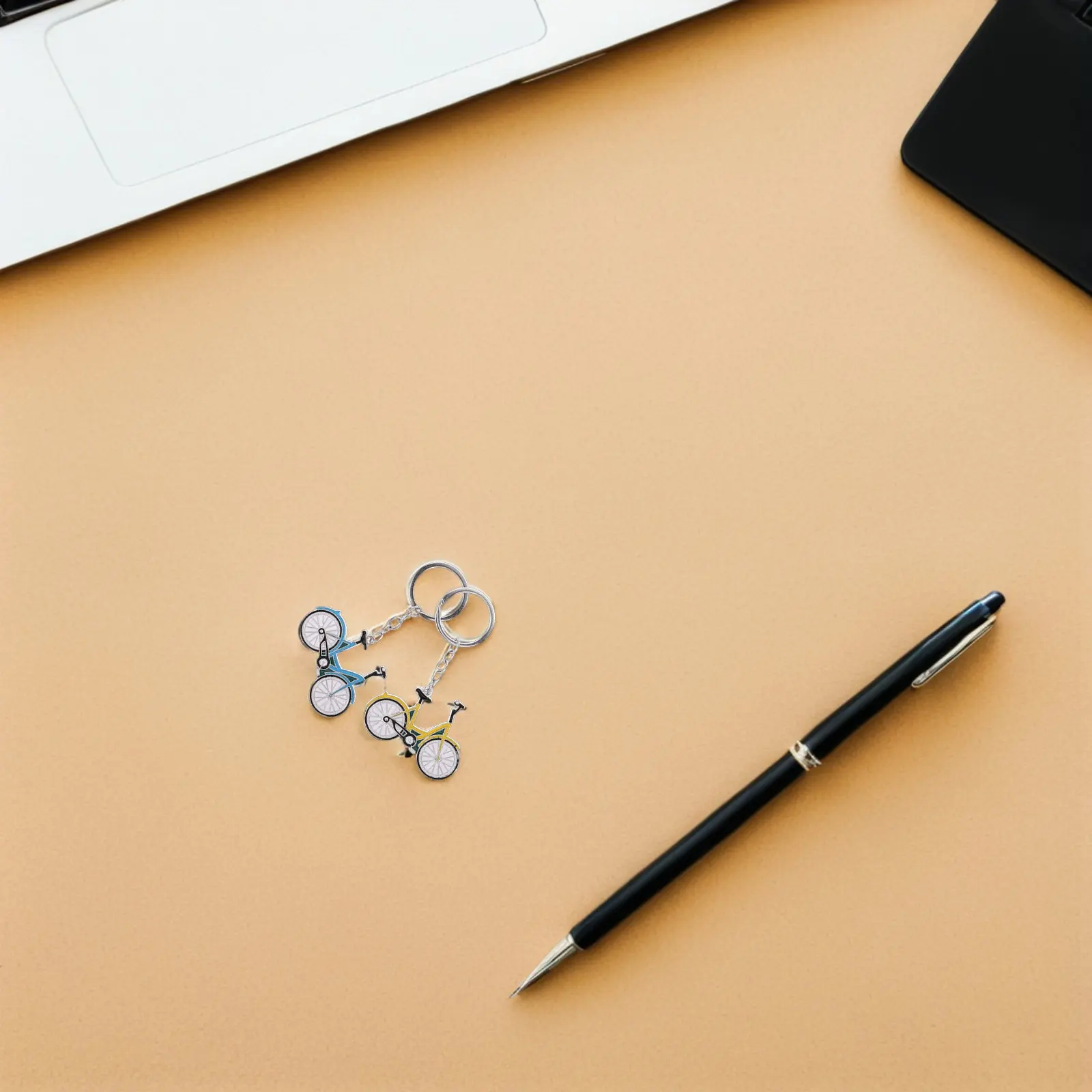 8Pcs Fashionable Metal Bike Keychain Lightweight Miniature Bicycle Pendant for Key Rings Students and Cycling Enthusiasts
