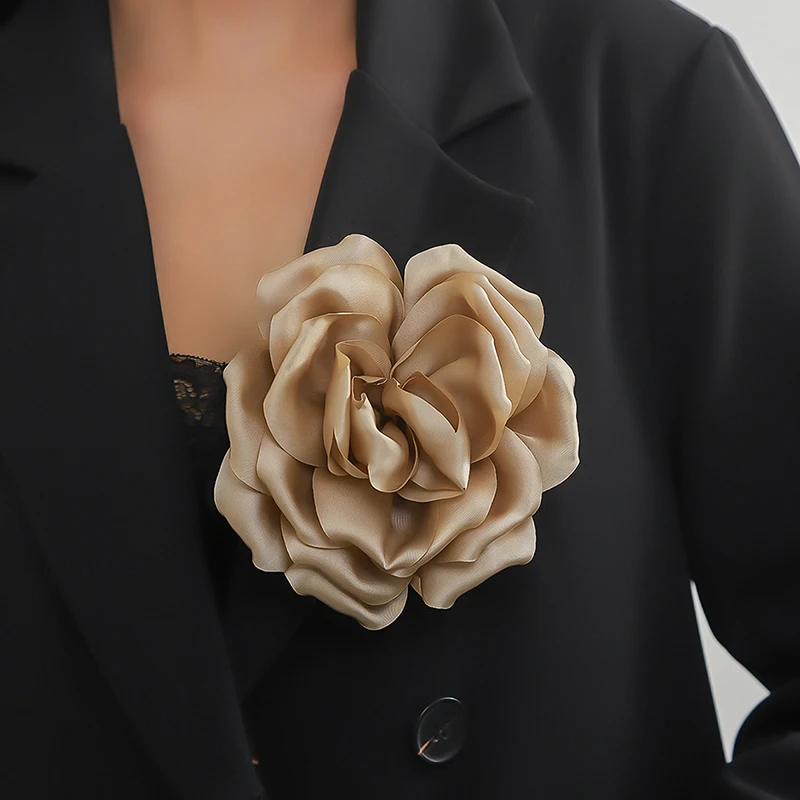 1Pc Luxury Handmade Fabric Simulated Flower Burnt Edge Design Brooch For Women Elegant Brooch Headwear Decoration Pins Corsage