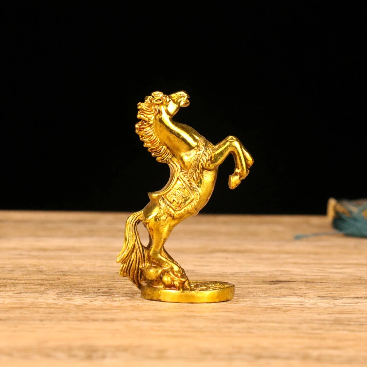 

Home and Handicrafts Gilded Standing Horse Small Ornaments Finely Crafted and Exquisitely Shaped