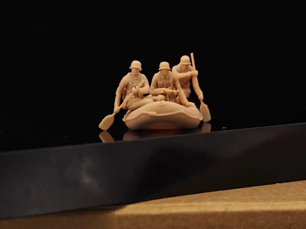 Resin miniature 1/72 ww 2 germman soldiers  cross the river  set